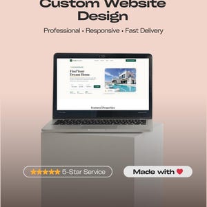 Könnte beinhalten: Ein Laptop, der ein Website-Design anzeigt, mit dem Text "Custom Website Design" oben. Der Bildschirm zeigt eine Immobilien-Website. Das Bild enthält auch den Text "Professional, Responsive, Fast Delivery" und "5-Star Service".