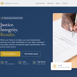 Może przedstawiać: Projekt strony internetowej dla Sterling & Associates, kancelarii prawnej. Projekt zawiera granatowe tło z białym tekstem, w tym słowa "Justice. Integrity. Results." Widoczna jest dłoń pisząca na dokumencie.