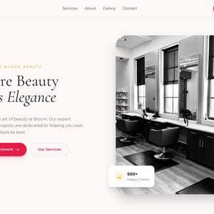 Może przedstawiać: Strona internetowa Bloom Beauty, prezentująca wnętrze salonu z stanowiskami do stylizacji, lustrami i krzesłami. Nagłówek strony zawiera "Bloom BEAUTY" i linki nawigacyjne. Tekst brzmi "Where Beauty Meets Elegance."