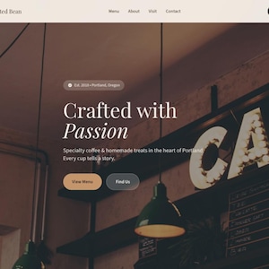 Może przedstawiać: Strona główna witryny kawiarni The Roasted Bean z tekstem "Crafted with Passion" i podświetlanym napisem "CAFE". Obraz ma ciepłą paletę kolorów z opcjami menu i przyciskiem "Zamów online".
