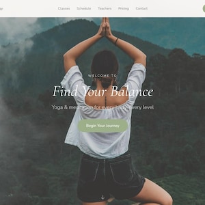 Może przedstawiać: Strona główna witryny internetowej przedstawiająca osobę w pozycji jogi z uniesionymi ramionami. Wyświetlany jest tekst "Find Your Balance" wraz z "Yoga & meditation for every level". Zielony przycisk brzmi "Begin Your Journey".