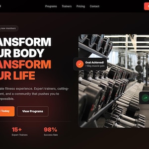 Może przedstawiać: Strona docelowa witryny FITPRO z hasłem „ZMIENIAJ SWOJE CIAŁO, ZMIEŃ SWOJE ŻYCIE”. Obraz przedstawia siłownię z hantlami i osobą ćwiczącą. Strona promuje doświadczonych trenerów i nowoczesny sprzęt.