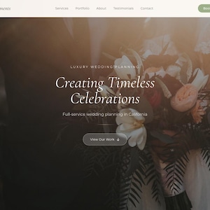 Może przedstawiać: Strona główna witryny internetowej Everlasting Moments, luksusowej usługi planowania ślubów. Obraz przedstawia parę, bukiet kwiatów i tekst „Creating Timeless Celebrations”. Witryna oferuje kompleksowe planowanie ślubów w Kalifornii.