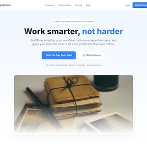 Könnte beinhalten: Eine Website-Oberfläche mit dem Text „Arbeiten Sie intelligenter, nicht härter“ und einer Call-to-Action-Schaltfläche. Das Bild zeigt auch einen Stapel gealterten Papiers, der mit Bindfaden gebunden ist, einen Stift und eine dunkle Flasche.