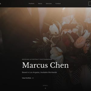 Może przedstawiać: Projekt strony internetowej dla Marcusa Chena, fotografa ślubnego i portretowego. Strona internetowa ma ciemny, elegancki design z imieniem fotografa w białym tekście. Tło zawiera rozmyty obraz kwiatów i liści.