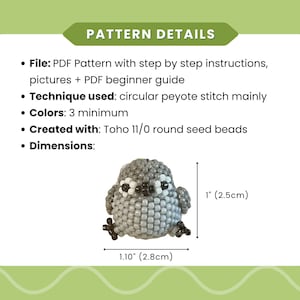 Pu&ograve; includere: Un modello PDF per una figura di uccello in perline realizzato con punto peyote circolare e perline Toho 11/0. L'uccello &egrave; grigio con dettagli bianchi e neri. Le dimensioni sono 2,5 cm di altezza per 2,8 cm di larghezza. Include istruzioni.