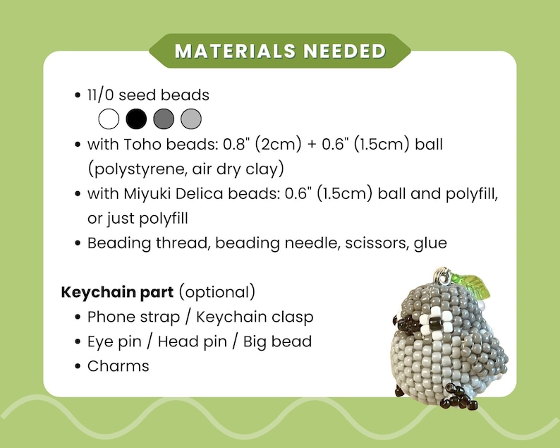 Pu&ograve; includere: Una scheda di istruzioni intitolata MATERIALS NEEDED che elenca perline 11/0, perline Toho per sfere da 2cm e 1,5cm, perline Miyuki Delica, filo, ago, forbici, colla e parti opzionali per portachiavi con un piccolo uccellino di perline.
