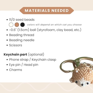 Peut inclure: Un porte-cl&eacute;s chat perl&eacute; beige et blanc, avec un anneau dor&eacute;. L'image pr&eacute;sente une liste de mat&eacute;riaux n&eacute;cessaires : perles de rocaille, une boule de 1,5 cm, du fil &agrave; perler, une aiguille et des ciseaux. Des pi&egrave;ces de porte-cl&eacute;s optionnelles sont &eacute;galement list&eacute;es.