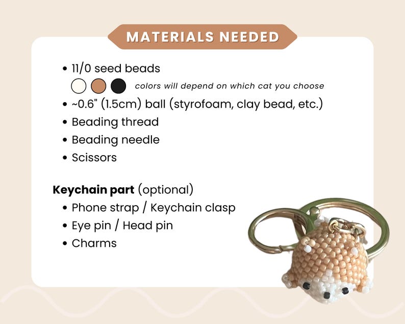 Peut inclure: Un porte-cl&eacute;s chat perl&eacute; beige et blanc, avec un anneau dor&eacute;. L'image pr&eacute;sente une liste de mat&eacute;riaux n&eacute;cessaires : perles de rocaille, une boule de 1,5 cm, du fil &agrave; perler, une aiguille et des ciseaux. Des pi&egrave;ces de porte-cl&eacute;s optionnelles sont &eacute;galement list&eacute;es.