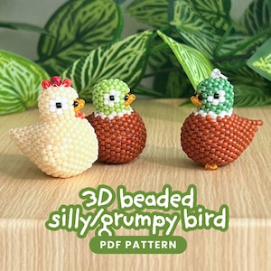 Puede incluir: Tres pequeñas figuras de pájaros en 3D hechas con cuentas diminutas. El pájaro de la izquierda es de color crema con una cresta roja. Los pájaros del centro y de la derecha tienen cabezas verdes y cuerpos marrones. El texto dice: 3D beaded silly/grumpy bird PDF PATTERN.