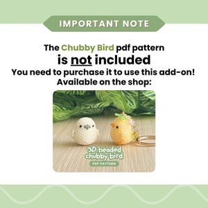 K&ouml;nnte beinhalten: Ein wei&szlig;er und gelber Perlvogel-Schl&uuml;sselanh&auml;nger und ein wei&szlig;er Perlvogel werden auf einer hellen Holzoberfl&auml;che gezeigt. Das Bild enth&auml;lt den Text "IMPORTANT NOTE" und "3D beaded chubby bird PDF PATTERN".
