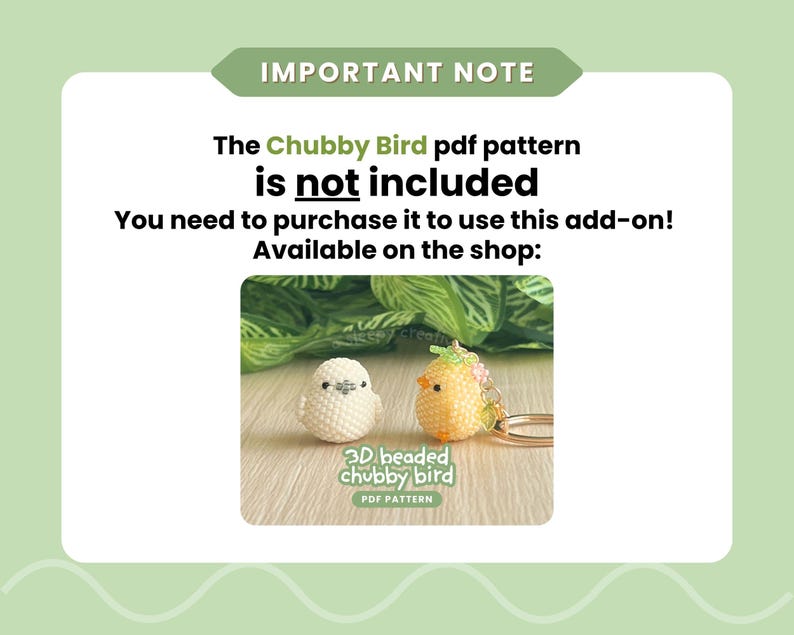 K&ouml;nnte beinhalten: Ein wei&szlig;er und gelber Perlvogel-Schl&uuml;sselanh&auml;nger und ein wei&szlig;er Perlvogel werden auf einer hellen Holzoberfl&auml;che gezeigt. Das Bild enth&auml;lt den Text "IMPORTANT NOTE" und "3D beaded chubby bird PDF PATTERN".