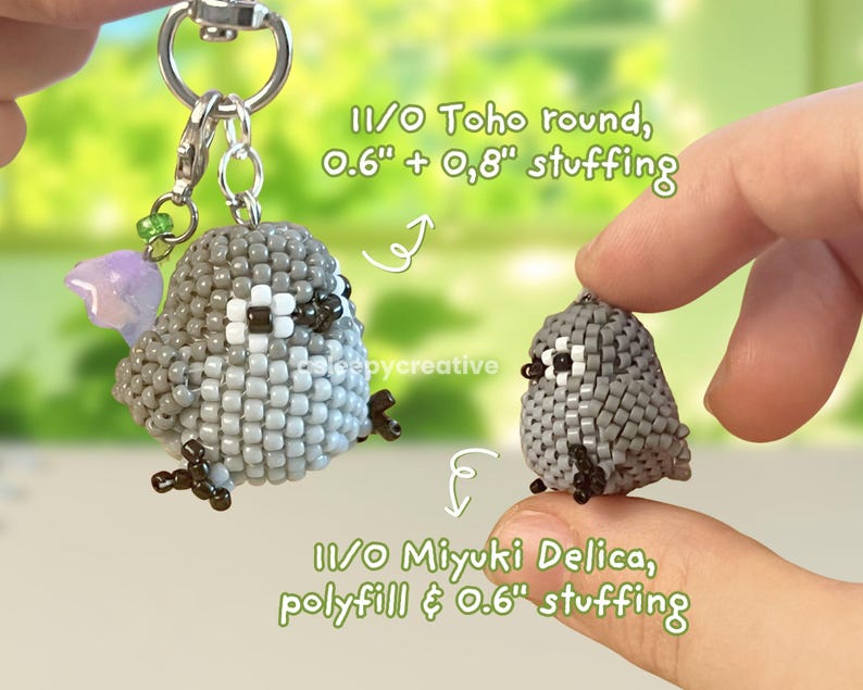 Pu&ograve; includere: Due piccole statuette di uccelli realizzate con perline rotonde 11/0 Toho e 11/0 Miyuki Delica nei toni del grigio e del bianco. Un uccello &egrave; attaccato a un portachiavi in metallo con un ciondolo viola. Il testo recita 11/0 Toho round, 1,5 cm + 2,0 cm stuffing e 11/0 Miyuki Delica, polyfill & 1,5 cm stuffing.