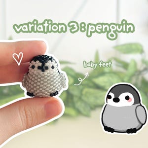 K&ouml;nnte beinhalten: Eine kleine, perlenbesetzte Pinguinfigur mit einem schwarz-wei&szlig;en Kopf und grauem K&ouml;rper. Der Text "variation 3: penguin" befindet sich &uuml;ber der Figur. Ein Cartoon-Pinguin-Aufkleber ist ebenfalls abgebildet.