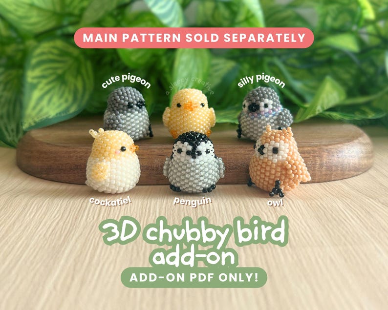K&ouml;nnte beinhalten: Sechs Vogel-Figuren aus Perlen, darunter ein Kakadu, ein Pinguin und eine Eule, werden auf einer Holzoberfl&auml;che ausgestellt. Der Text "3D chubby bird add-on" und "ADD-ON PDF ONLY!" ist sichtbar. Der Satz "MAIN PATTERN SOLD SEPARATELY" ist ebenfalls vorhanden.