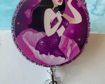 Porta-crachá retrátil em acrílico com a imagem da Rainha do Tejano, Selena.
