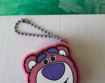 Llavero antiestrés con diseño del oso Lotso, impreso en 3D.