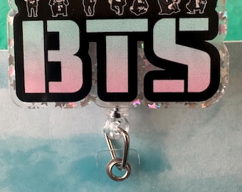 Acryl-Ausweishalter mit BTS-Motiv, einziehbar, mit Krokodilklemmen-Verschluss