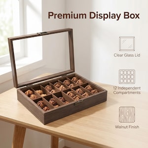Op de afbeelding: Een rechthoekige displaydoos met een walnootafwerking, voorzien van een helder glazen deksel en 12 onafhankelijke compartimenten. De tekst Premium Display Box, Clear Glass Lid, 12 Independent Compartments en Walnut Finish is zichtbaar op de afbeelding.