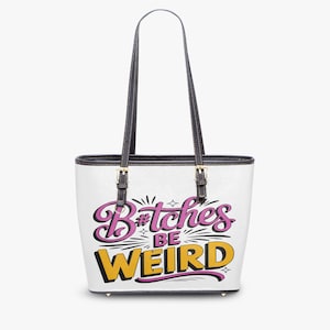 Pode incluir: Bolsa tote branca com alças e acabamentos pretos. A bolsa apresenta o texto "#Bitches BE WEIRD" em rosa e amarelo, com uma contorno preto. A bolsa tem ferragens douradas.