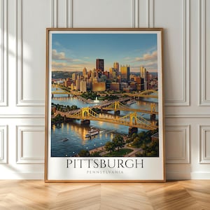 Peut inclure: Une affiche encadrée de Pittsburgh, Pennsylvanie, représentant un paysage urbain avec des ponts et des bâtiments. L'œuvre d'art a une palette de couleurs chaudes avec un ciel bleu et des ponts dorés. Le nom de la ville est imprimé en gras en bas.
