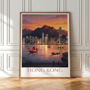Puede incluir: Una impresión artística enmarcada de Hong Kong al atardecer. La imagen presenta un paisaje urbano con rascacielos iluminados, barcos en el agua y montañas en el fondo. El texto "HONG KONG CHINA" está impreso en rojo en la parte inferior.