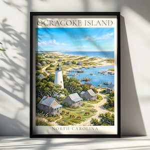 Może przedstawiać: Oprawiony wydruk artystyczny zatytułowany Ocracoke Island North Carolina przedstawiający nadmorski krajobraz z białą latarnią morską, małymi domami, portem z łodziami oraz końmi pasącymi się na trawiastym polu pod jasnoniebieskim niebem.