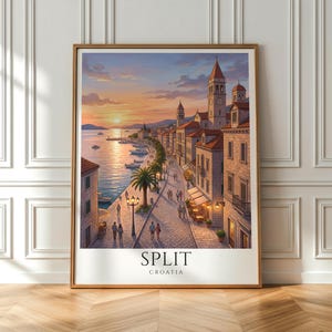 Könnte beinhalten: Gerahmter Kunstdruck von Split, Kroatien, der eine Küstenstadt bei Sonnenuntergang zeigt. Das Kunstwerk zeigt eine Uferpromenade, Gebäude mit roten Ziegeldächern und einen Kirchturm. Der Druck befindet sich in einem Holzrahmen.