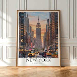 Könnte beinhalten: Ein gerahmter Druck einer New Yorker Straßenszene bei Sonnenuntergang. Das Empire State Building ist der Mittelpunkt, mit gelben Taxis und Fußgängern auf der Straße. Der Text "NEW YORK UNITED STATES" steht unten.