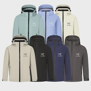 Könnte beinhalten: Eine Auswahl an Kapuzenjacken in verschiedenen Farben, darunter Hellblau, Beige, Schwarz, Marineblau und Grau. Jede Jacke hat einen Frontreißverschluss, ein Logo auf der Brust und eine Kapuze. Die Jacken werden vor einem schlichten Hintergrund präsentiert.