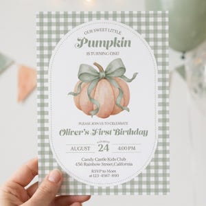 Puede incluir: Una invitación de cumpleaños con un fondo de patrón de cuadros vichy verde claro. La invitación presenta una ilustración de acuarela de una calabaza con un lazo. El texto incluye "Our Sweet Little Pumpkin is Turning One!" y detalles para el cumpleaños de Oliver.