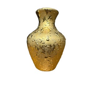 Può includere: Un vaso color oro con una superficie ruvida e irregolare che imita l'aspetto del metallo liquido o delle gocce d'acqua. Il vaso presenta un collo stretto che si allarga leggermente all'apertura e un corpo rotondo che si restringe verso il basso.