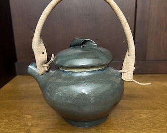 Studio-Keramik-Steingut-Teekanne, blaugrüne Glasur, Ledergriff, Vintage