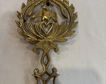 Messing onderzetter met adelaar en krans, 23 x 15 cm, rubberen voetjes, 1,2 cm, vintage patriottische wanddecoratie.