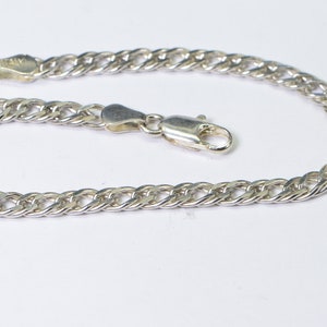 Peut inclure: Un bracelet en argent avec un fermoir à ressort.