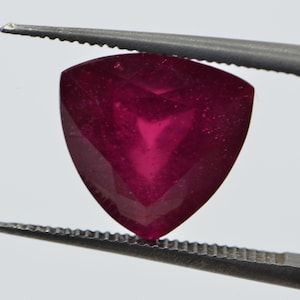 Rubí de talla trillón: piedra preciosa de corindón rojo intenso de 4,7 quilates