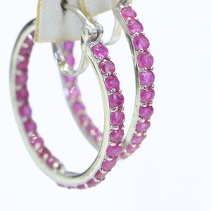 Pendientes de aro con rubí: plata de ley, color rojo frambuesa, piedra natal de julio