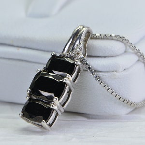 Colgante de piedra negra Genuino ónix negro Tres piedras Corte esmeralda Ajuste de punta Colgante de plata de ley Encanto Joyería de trilogía de piedra de nacimiento