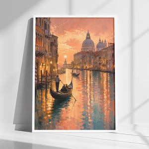 Peut inclure: Une impression d'art encadrée d'une scène de canal vénitien au coucher du soleil. L'œuvre représente des gondoles sur l'eau, des bâtiments avec un éclairage chaleureux et un ciel aux teintes orange et rose. La peinture a un style doux et impressionniste.