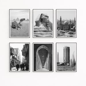 Puede incluir: Seis fotografías en blanco y negro enmarcadas de monumentos egipcios. Las imágenes incluyen un camello, la Esfinge, un paisaje urbano con mezquitas, una escena callejera, un corredor arqueado y una escena fluvial.