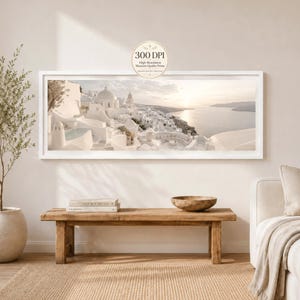 Könnte beinhalten: Ein Panorama-Wandkunstdruck in einem weißen Rahmen, der ein sonniges Küstendorf mit weißen Gebäuden mit Blick auf das Meer zeigt. Ein kreisförmiges Abzeichen in der oberen Mitte zeigt den Text 300 DPI High-Resolution Museum Quality Prints.