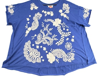 Johnny Was - T-shirt XXL en coton brodé à motif cachemire bleu au dos fendu dans le dos B126175
