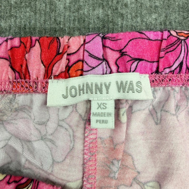 Piżama Johnny Was w kolorze różowym z kwiatowym wzorem, z długim rękawem i zapinanymi na guziki spodniami w rozmiarze XS, odzież domowa zdjęcie 4