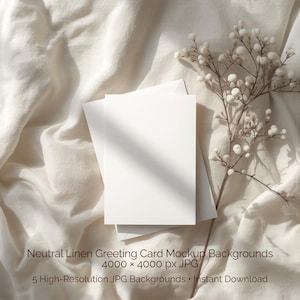 Peut inclure: Maquette de cartes de vœux blanches vierges et d'une enveloppe, disposées sur une surface en lin crème. Une branche de rameaux à baies blanches ajoute un élément naturel. Le texte de l'image est : "Neutral Linen Greeting Card Mockup Backgrounds 4000 x 4000 px JPG 5 High-Resolution JPG Backgrounds • Instant Download."