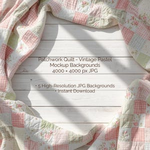 以下が含まれることがあります： ピンク、白、緑などのパステルカラーのヴィンテージスタイルのパッチワークキルトが、白い木製の表面に掛けられています。キルトは、さまざまな正方形のパターンと花の模様が特徴です。画像には「Patchwork Quilt - Vintage Pastel Mockup Backgrounds」と書かれています。