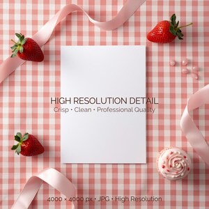 Peut inclure: Une carte blanche est entourée de fraises fraîches, de rubans roses et d'un cupcake sur un fond à carreaux roses et blancs. L'image comprend le texte "HIGH RESOLUTION DETAIL Crisp • Clean • Professional Quality".