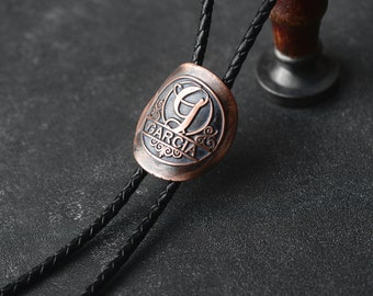 Cravate bolo noire, collier monogramme fendu à personnaliser, collier personnalisé, cravate bolo pour mariage homme