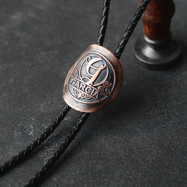 Cravate bolo noire, collier monogramme fendu à personnaliser, collier personnalisé, cravate bolo pour mariage homme