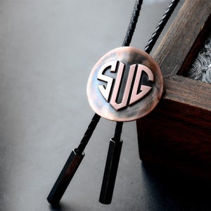 Corbata de bolo con monograma de corazón personalizado para boda, regalo para padrinos de boda, corbata para novios, letra con monograma de boda, corbata de bolo para esposo, logotipo de empresa personalizado
