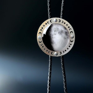 Collar de corbata de bolo con fase lunar personalizado, regalo de luna personalizado, collar de fase de luna creciente, corbata de bolo para boda de hombre, regalo de boda lunar